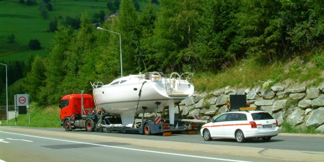 Transport einer Elan Impression 434 durch die Alpen